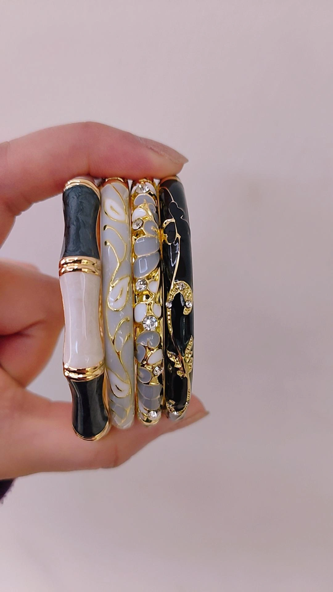 Ivory Noir Stack(Set of 4 bangles)